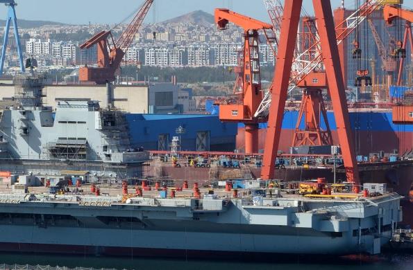 國際貨運在全球化時代發(fā)揮著重要作用，其發(fā)展面臨諸多挑戰(zhàn)與機遇