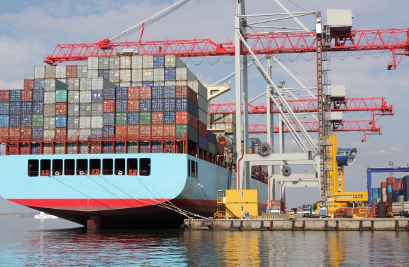 上海國(guó)際貨代作為承接國(guó)際貿(mào)易的紐帶，為貿(mào)易鋪就了一條通天之路