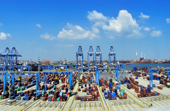 面對(duì)日益全球化的挑戰(zhàn)，我們需要不斷創(chuàng)新和提升國(guó)際物流的水平