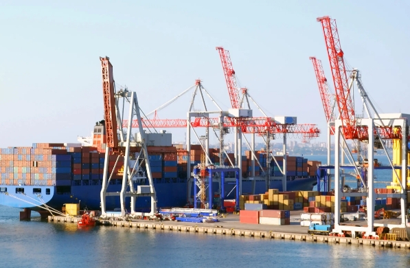 美國(guó)是全球大經(jīng)濟(jì)體之一，貨代行業(yè)在繁榮的國(guó)際貿(mào)易中扮演重要角色