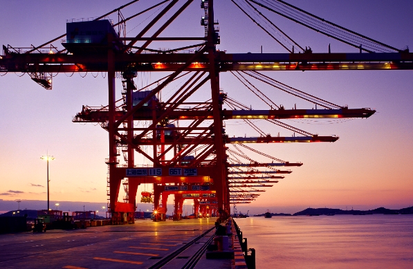 國際物流是全球貿(mào)易的重要組成部分，對國際貿(mào)易發(fā)展具有重要的作用