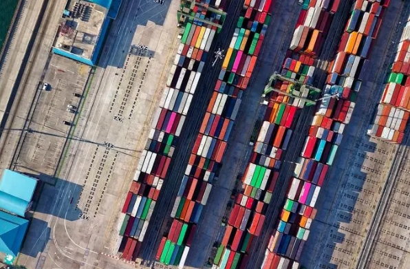 非洲貨運代理作為中非貿(mào)易的重要一環(huán)，既面臨著挑戰(zhàn)也擁抱著機遇