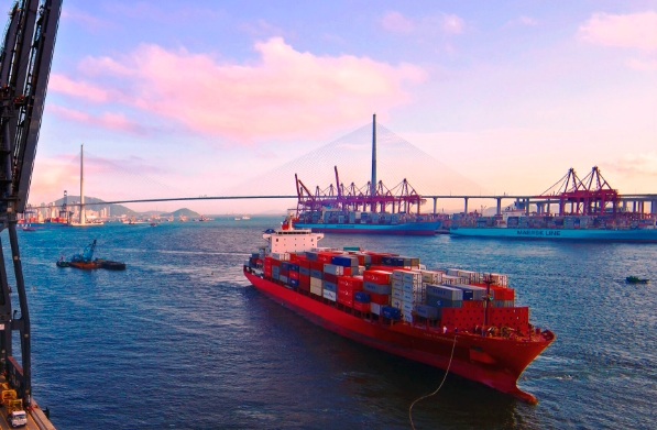 隨著科技的進(jìn)步，國際海運(yùn)行業(yè)正面臨著前所未有的變革與機(jī)遇