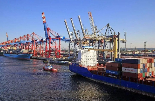 在全球化浪潮推動下，國際海運作為連接世界的橋梁其重要性不言而喻