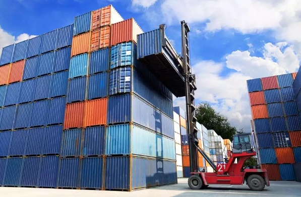 海運物流作為國際貿(mào)易的血脈，正經(jīng)歷著前所未有的變革與挑戰(zhàn)