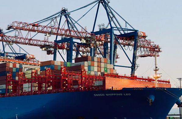 國(guó)際物流作為全球化的重要驅(qū)動(dòng)力，其發(fā)展既面臨挑戰(zhàn)也充滿機(jī)遇